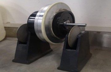 Why should the grinding wheel be dynamically balanced?