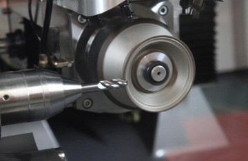 Diamond grinding wheel for grinding ultra-high strength steel