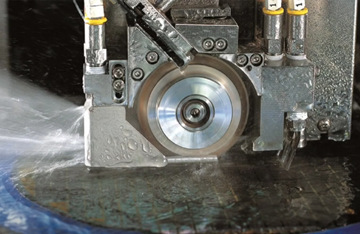 Electroformed hub type diamond dicing blade for cutting wafer