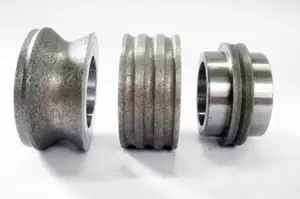 Manufacturing process of high precision diamond roller and fault cause during dressing